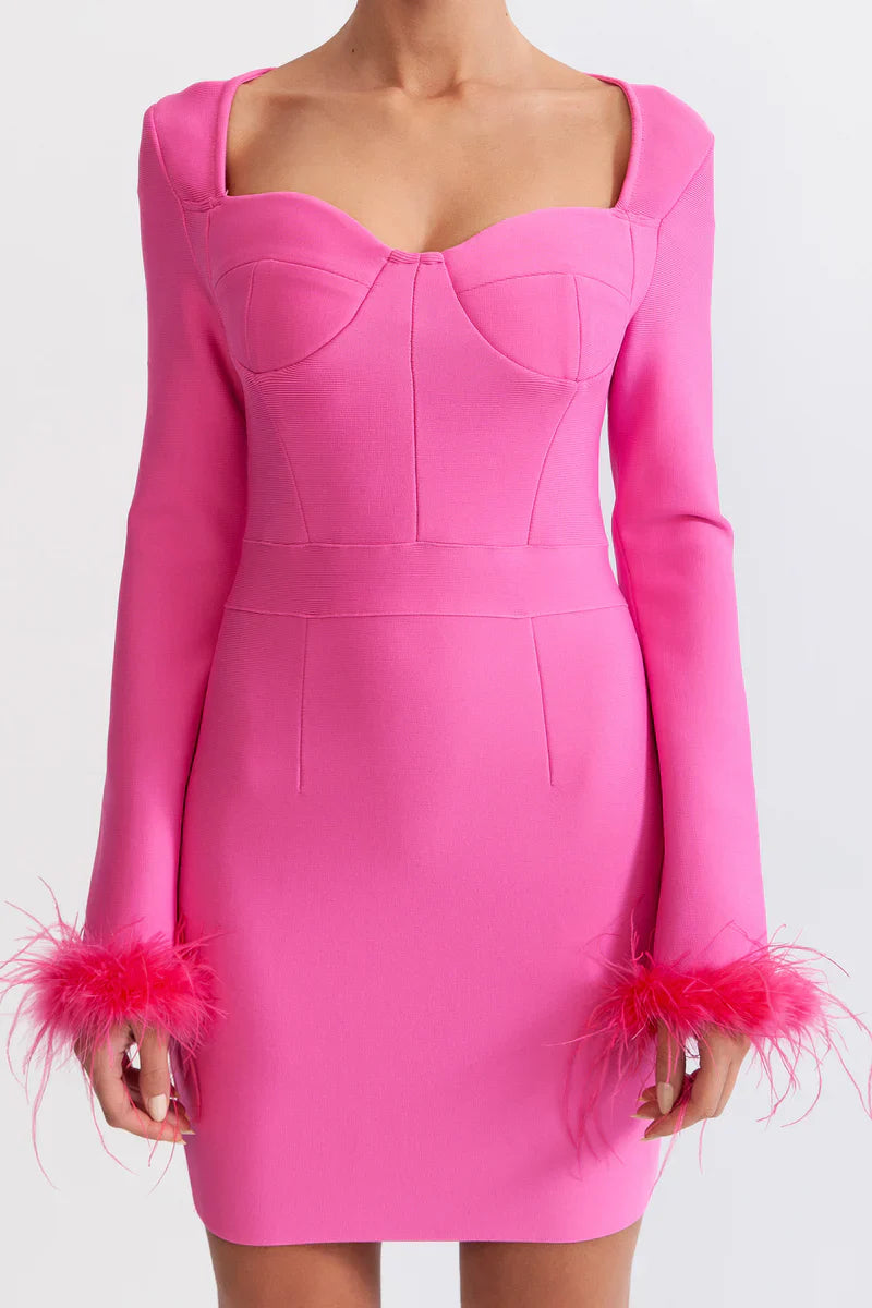 Vestido de Manga Longa com Plumas – Elegância e Sensualidade
