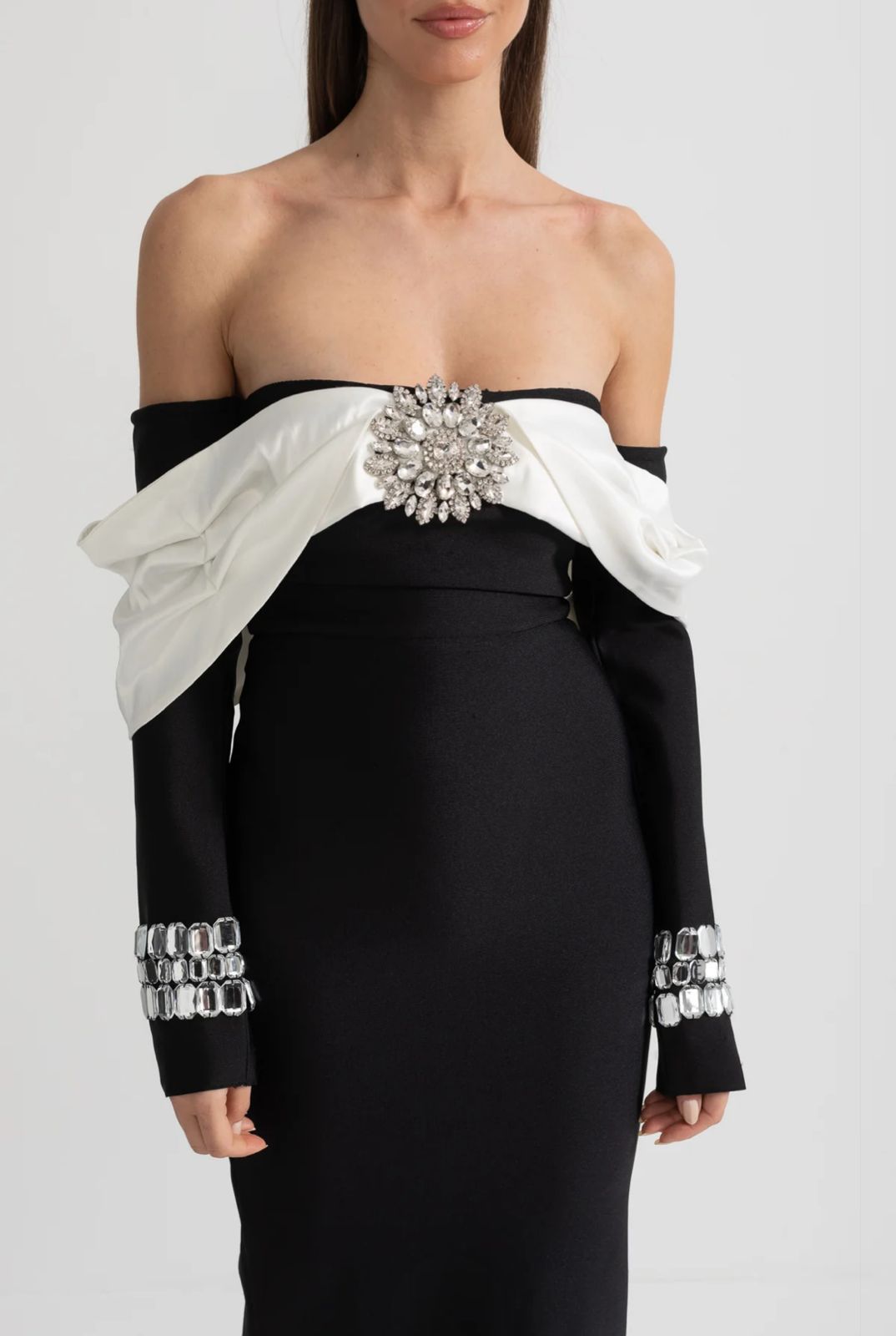 Vestido com Bordado à Mão em Pedrarias – Modelo Ombro a Ombro com Silhueta Ajustada e Elegância Artesanal