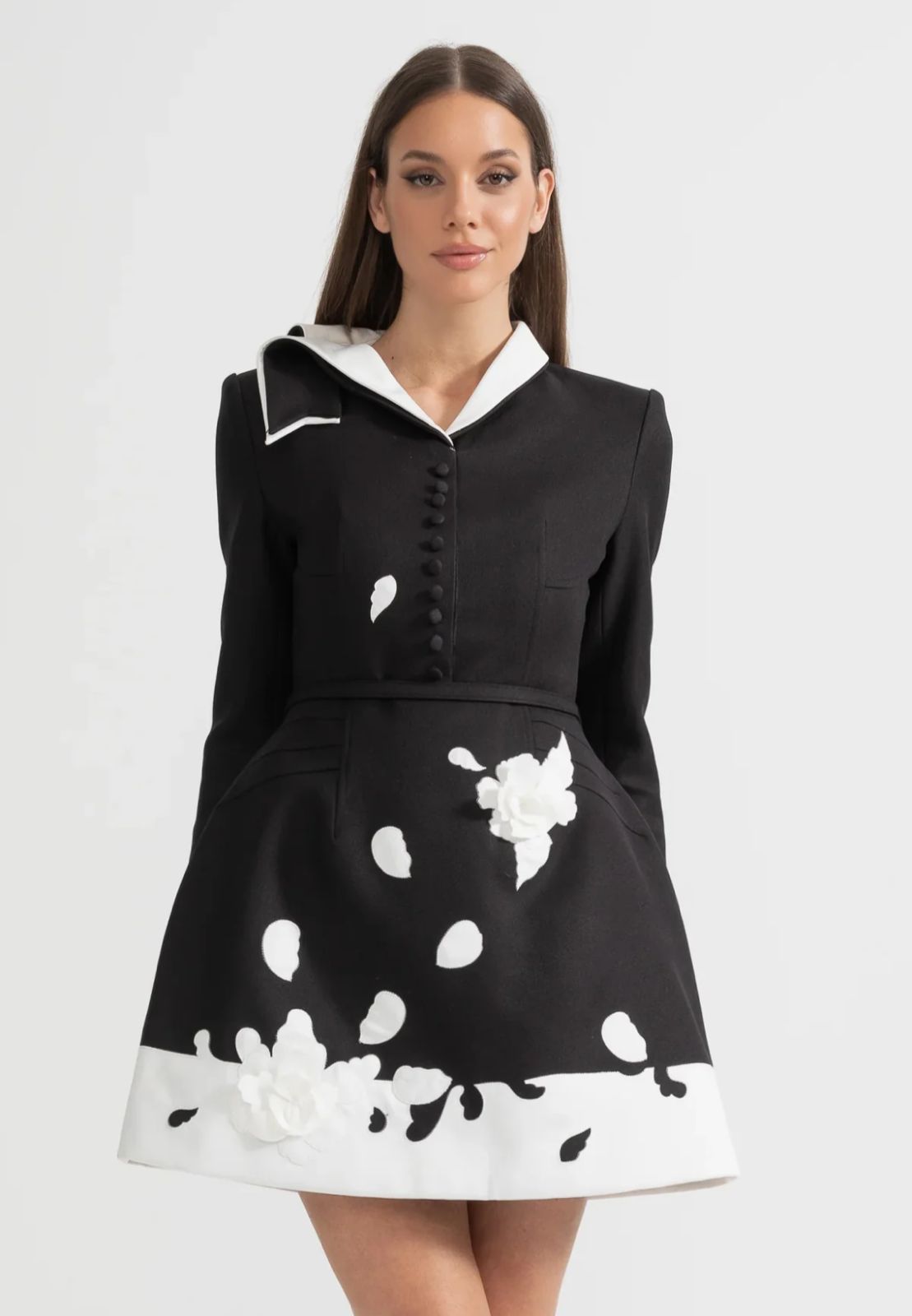 Vestido com Flores 3D e Gola Contrastante – Elegância em Alta-Costura com Cintura Marcada