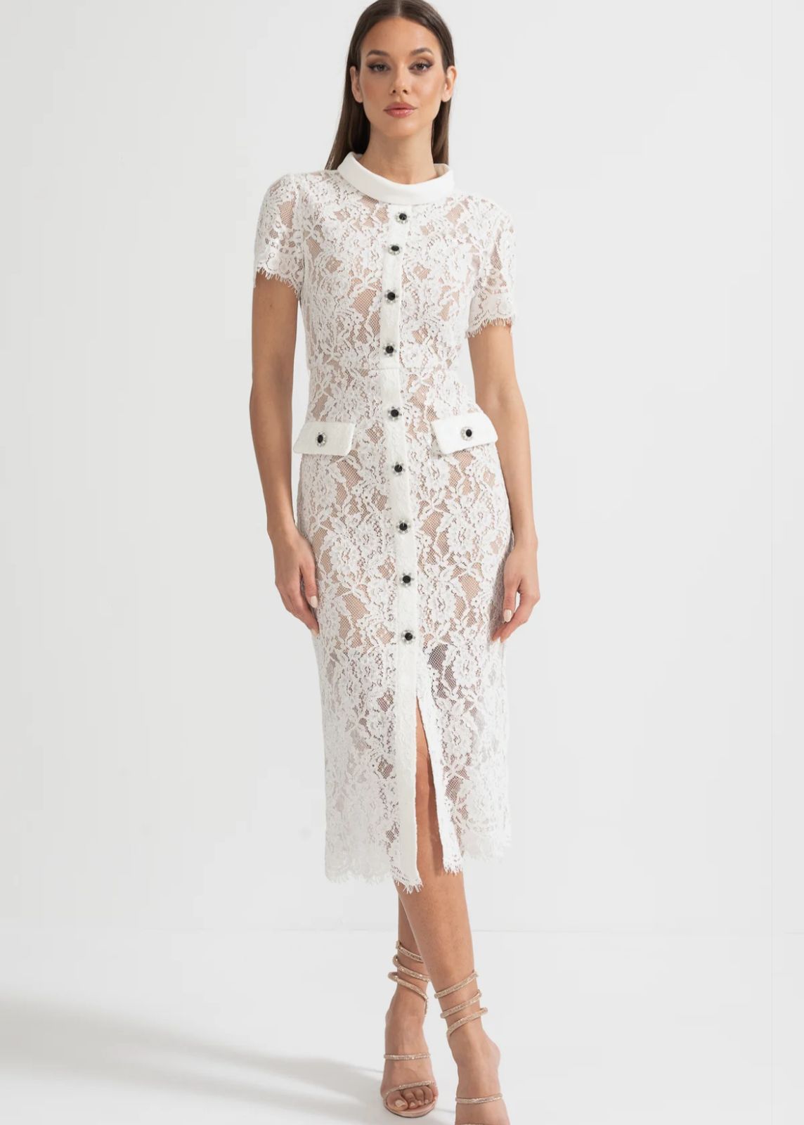 Vestido de Renda com Botões – Silhueta Fina e Detalhes Artísticos