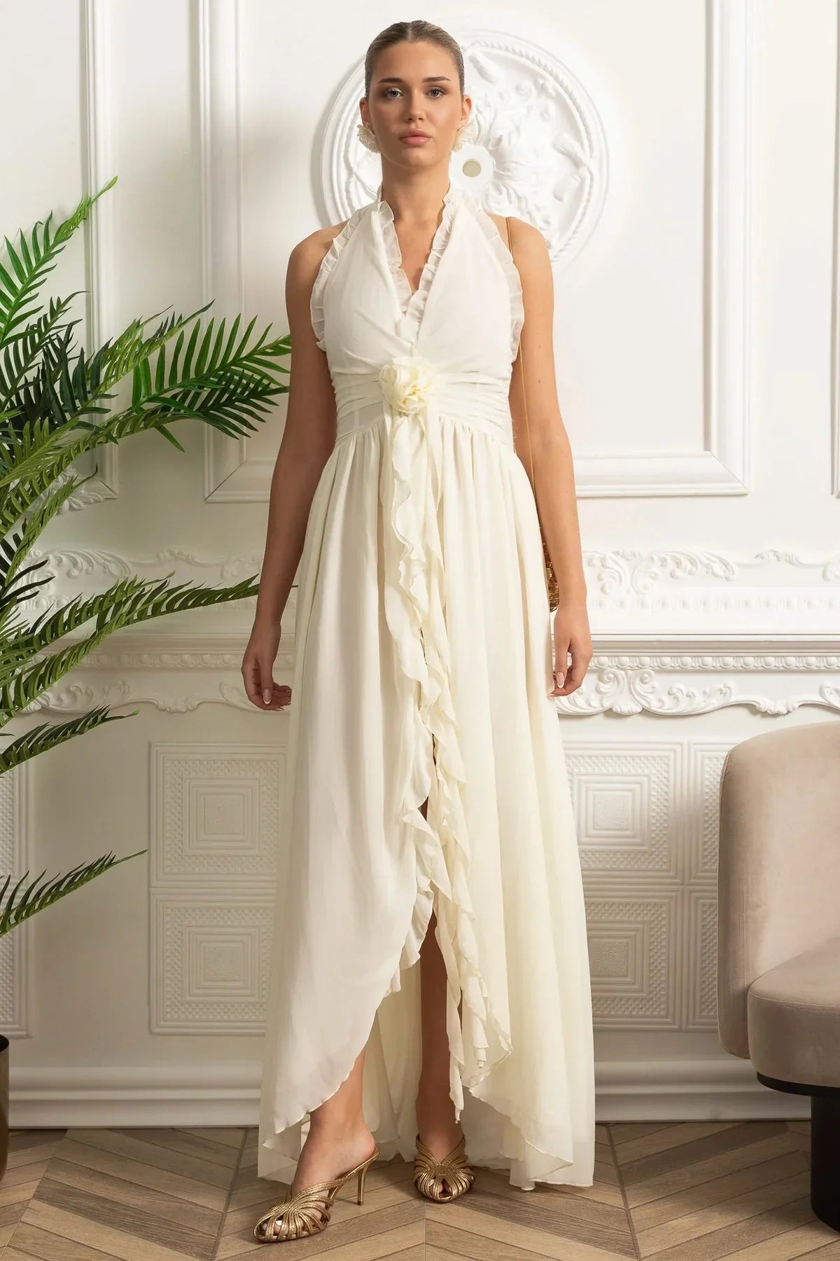 Vestido Longo – Elegante com Gola Halter, Decote com Babados, Cintura Franzida e Detalhe Floral