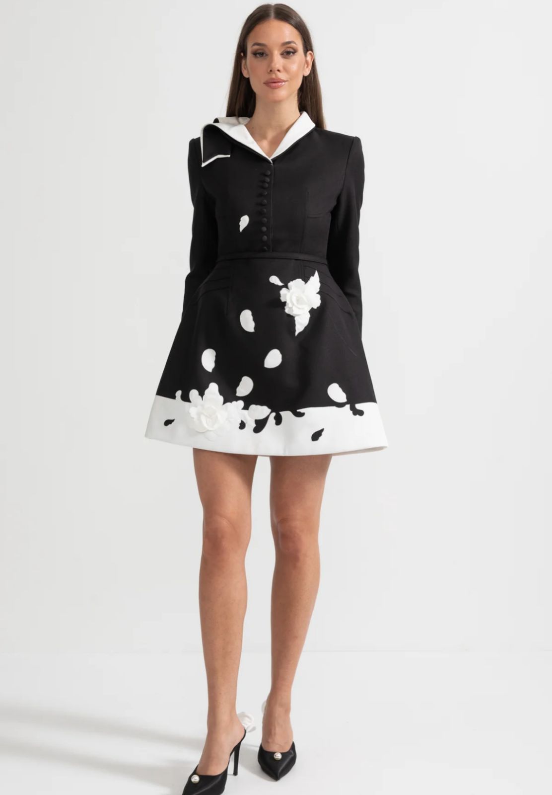 Vestido com Flores 3D e Gola Contrastante – Elegância em Alta-Costura com Cintura Marcada