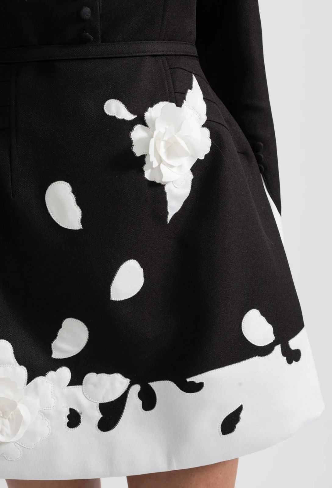 Vestido com Flores 3D e Gola Contrastante – Elegância em Alta-Costura com Cintura Marcada