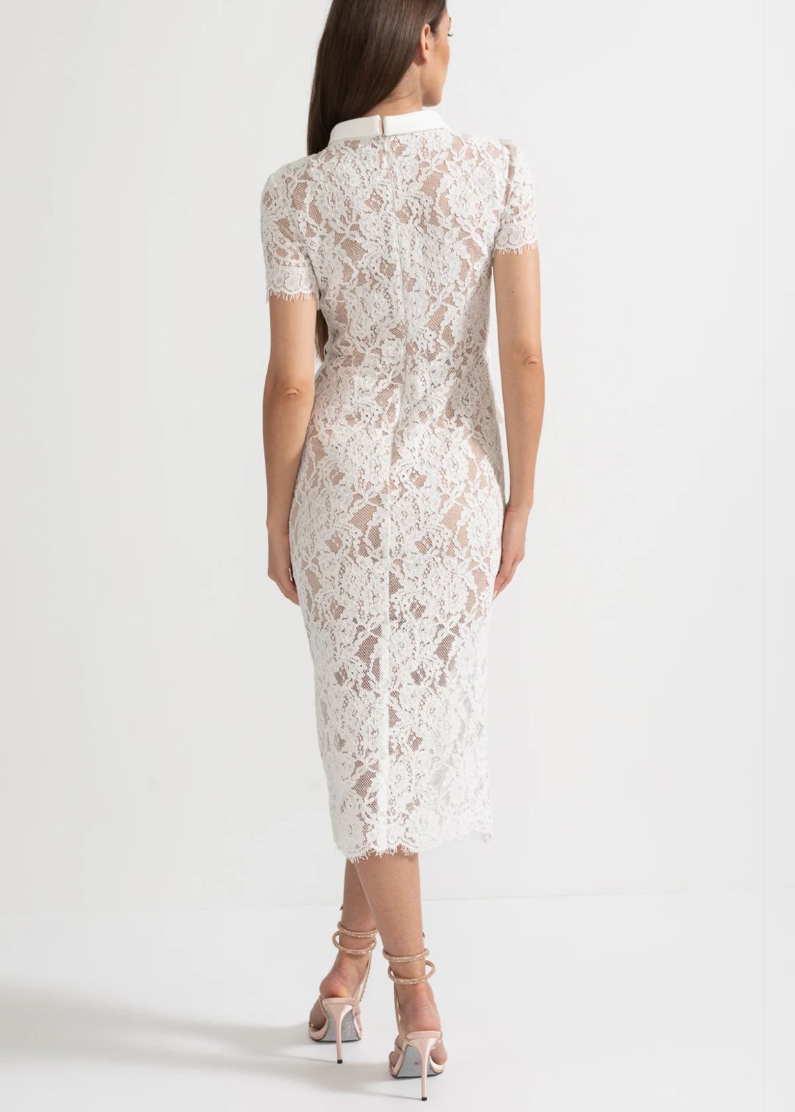 Vestido de Renda com Botões – Silhueta Fina e Detalhes Artísticos