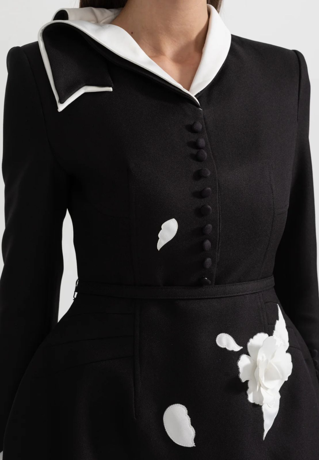 Vestido com Flores 3D e Gola Contrastante – Elegância em Alta-Costura com Cintura Marcada