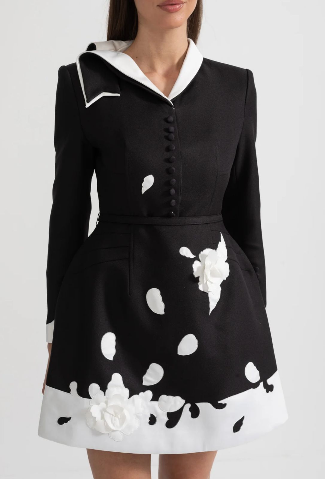 Vestido com Flores 3D e Gola Contrastante – Elegância em Alta-Costura com Cintura Marcada