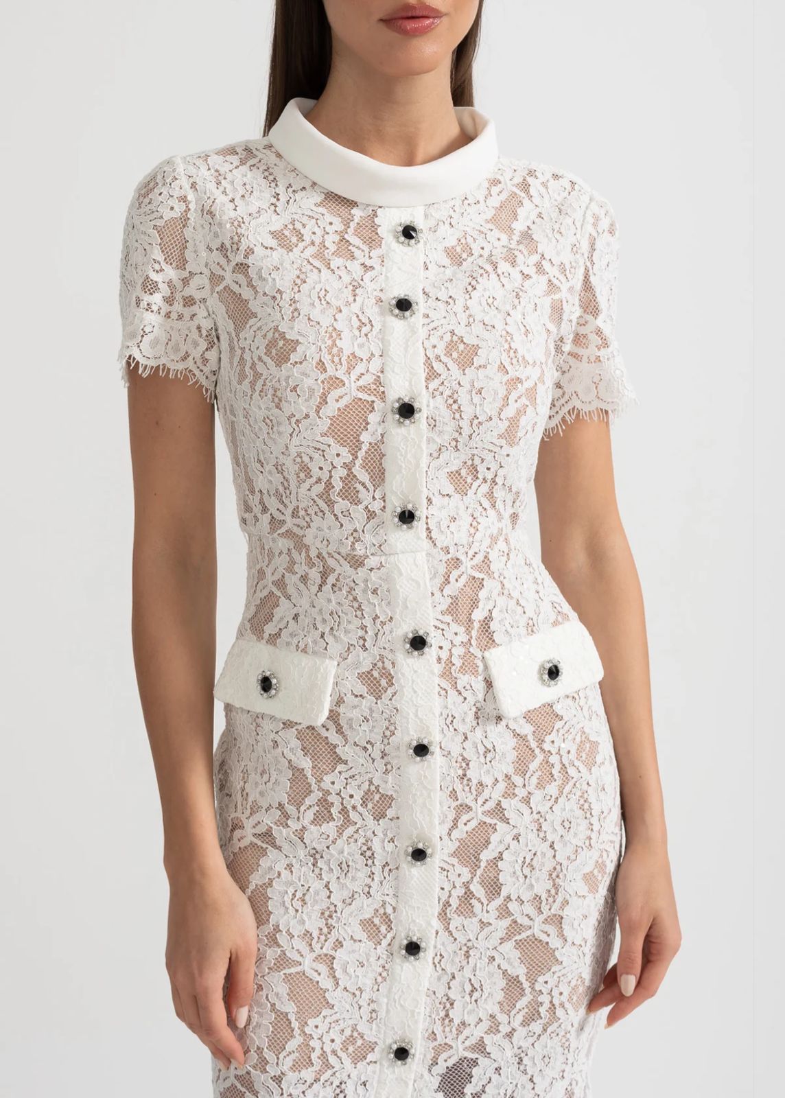 Vestido de Renda com Botões – Silhueta Fina e Detalhes Artísticos