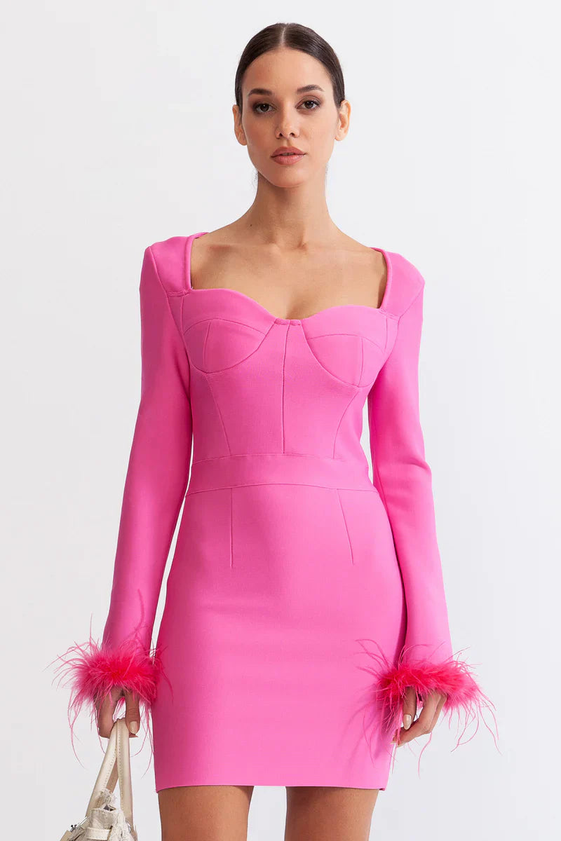 Vestido de Manga Longa com Plumas – Elegância e Sensualidade