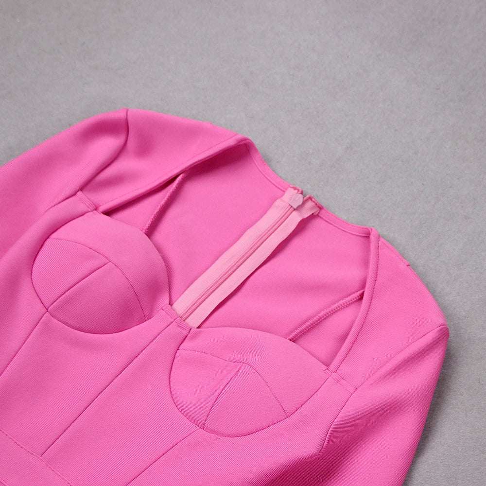 Vestido de Manga Longa com Plumas – Elegância e Sensualidade