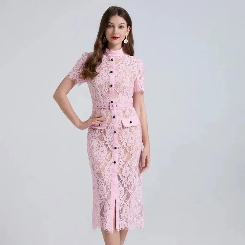 Vestido de Renda com Botões – Silhueta Fina e Detalhes Artísticos