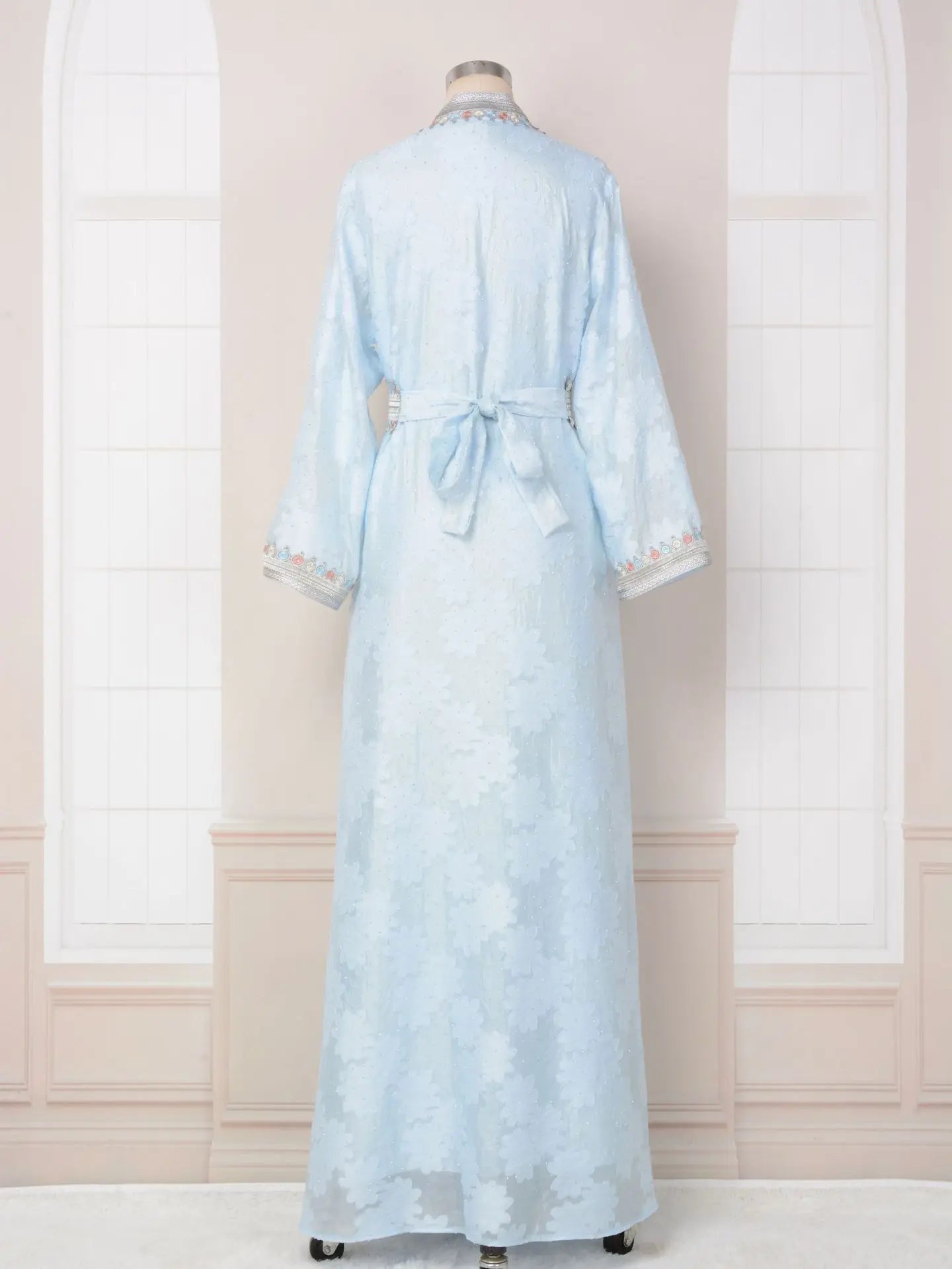Conjunto – Vestido com Camada Externa de Elegância Sutil