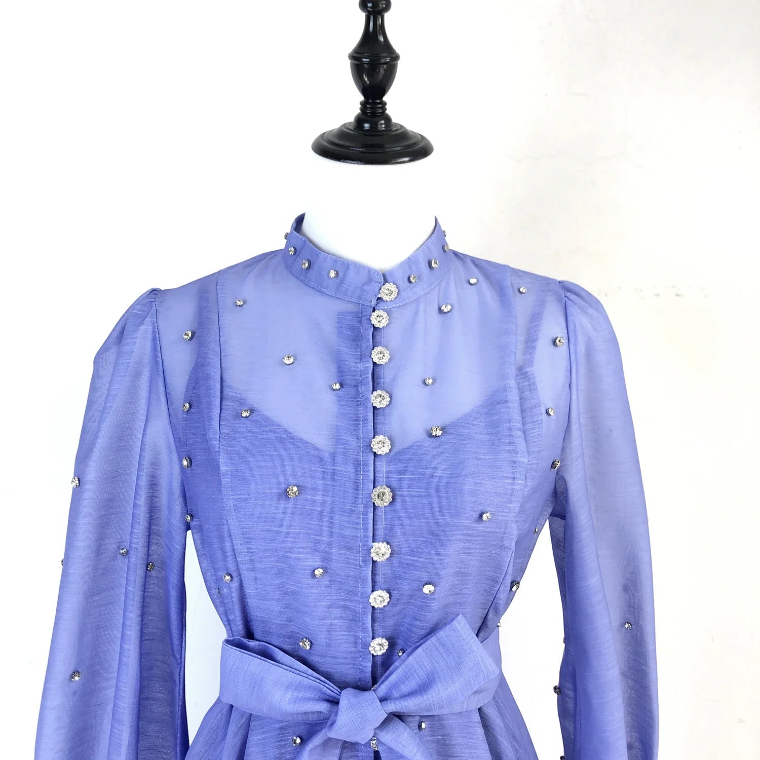 Vestido Lehor – Bordado com Strass, Mangas Lanternas Longas e Botões de Strass