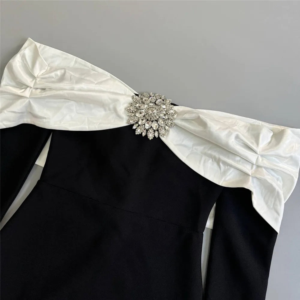 Vestido com Bordado à Mão em Pedrarias – Modelo Ombro a Ombro com Silhueta Ajustada e Elegância Artesanal