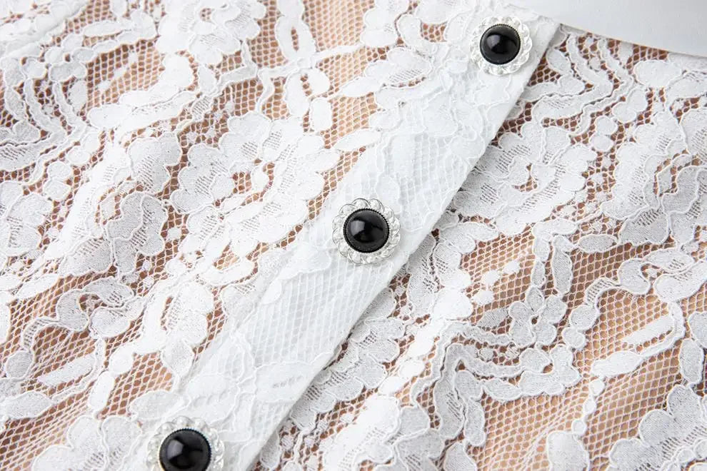 Vestido de Renda com Botões – Silhueta Fina e Detalhes Artísticos