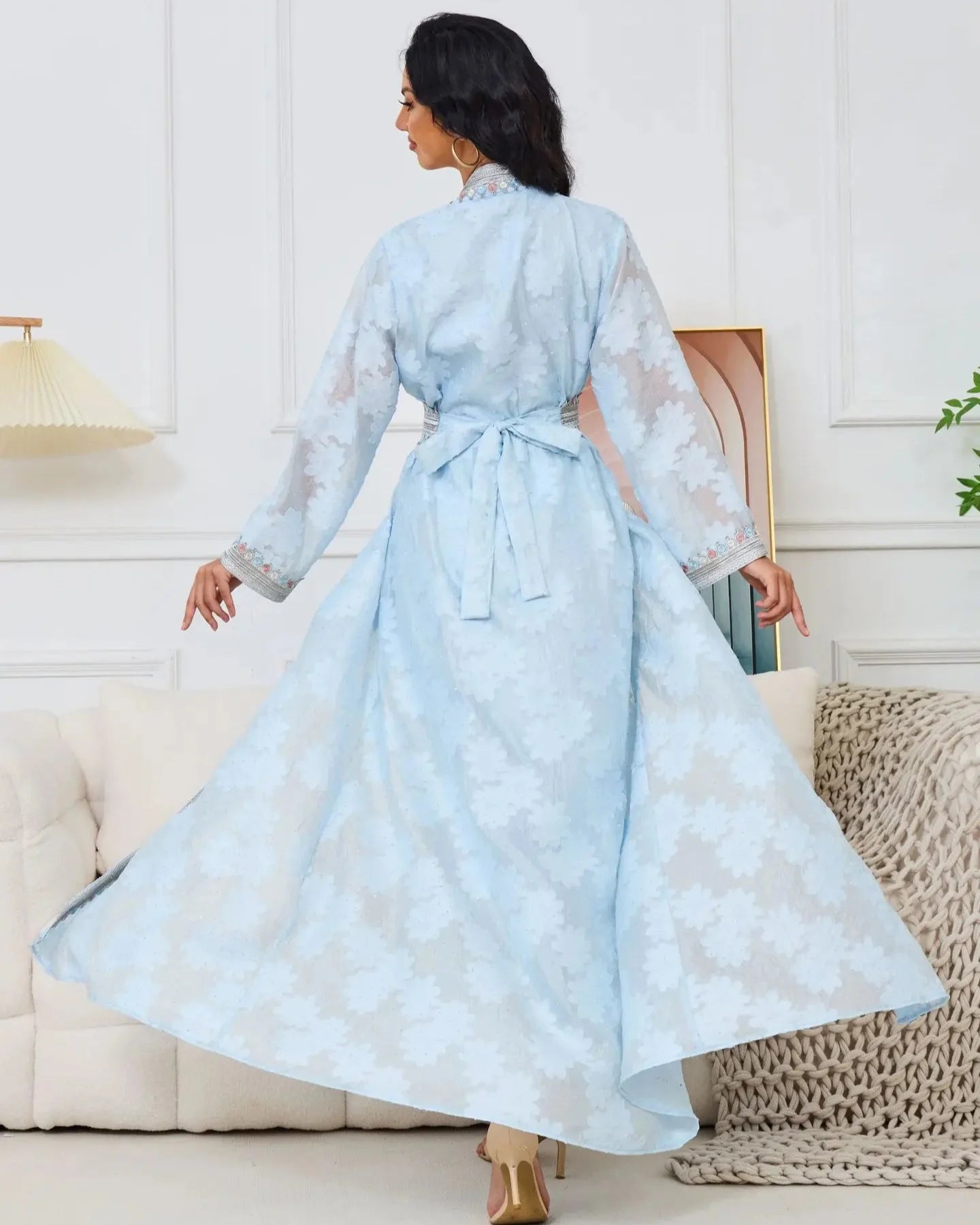 Conjunto – Vestido com Camada Externa de Elegância Sutil