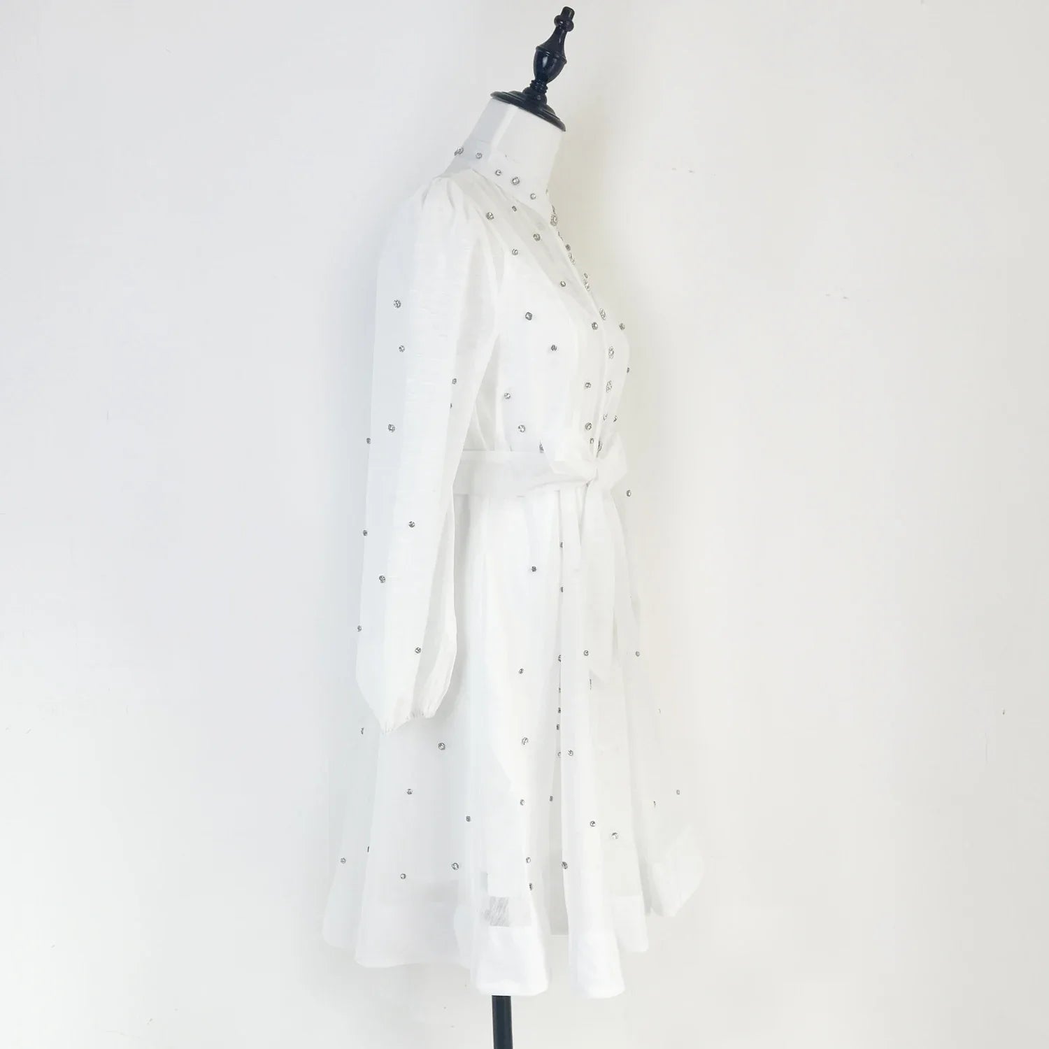 Vestido Lehor – Bordado com Strass, Mangas Lanternas Longas e Botões de Strass