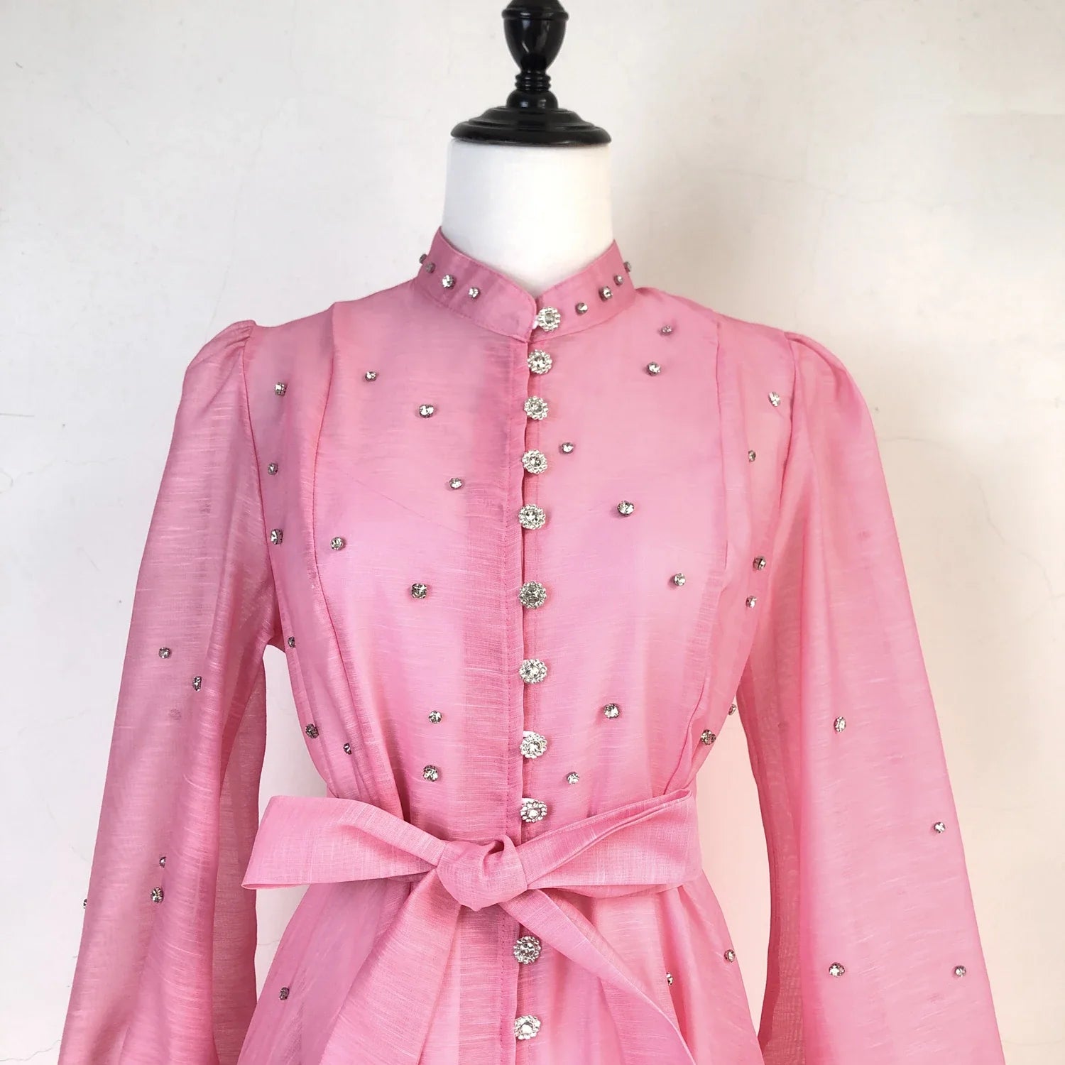 Vestido Lehor – Bordado com Strass, Mangas Lanternas Longas e Botões de Strass