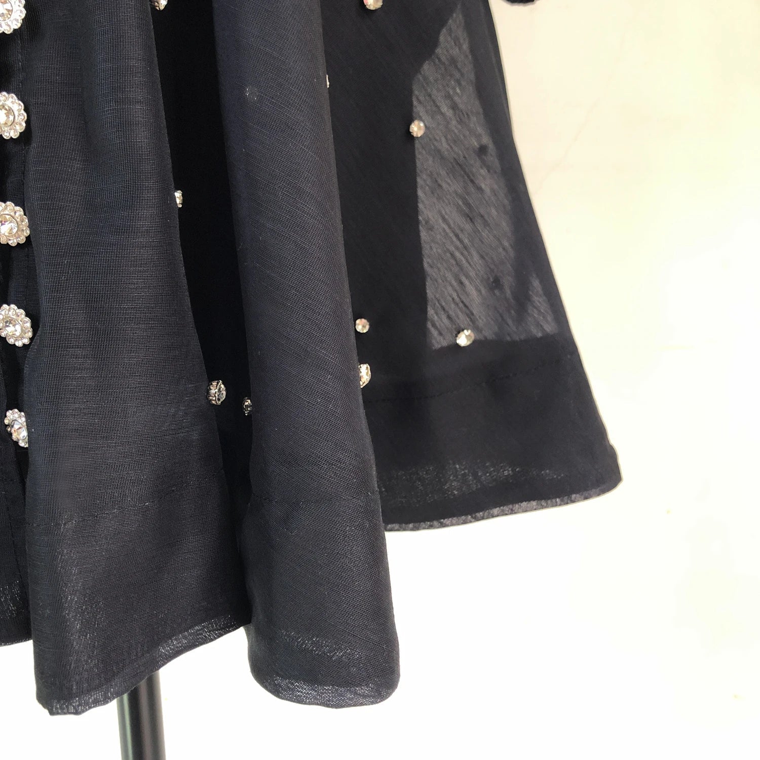 Vestido Lehor – Bordado com Strass, Mangas Lanternas Longas e Botões de Strass