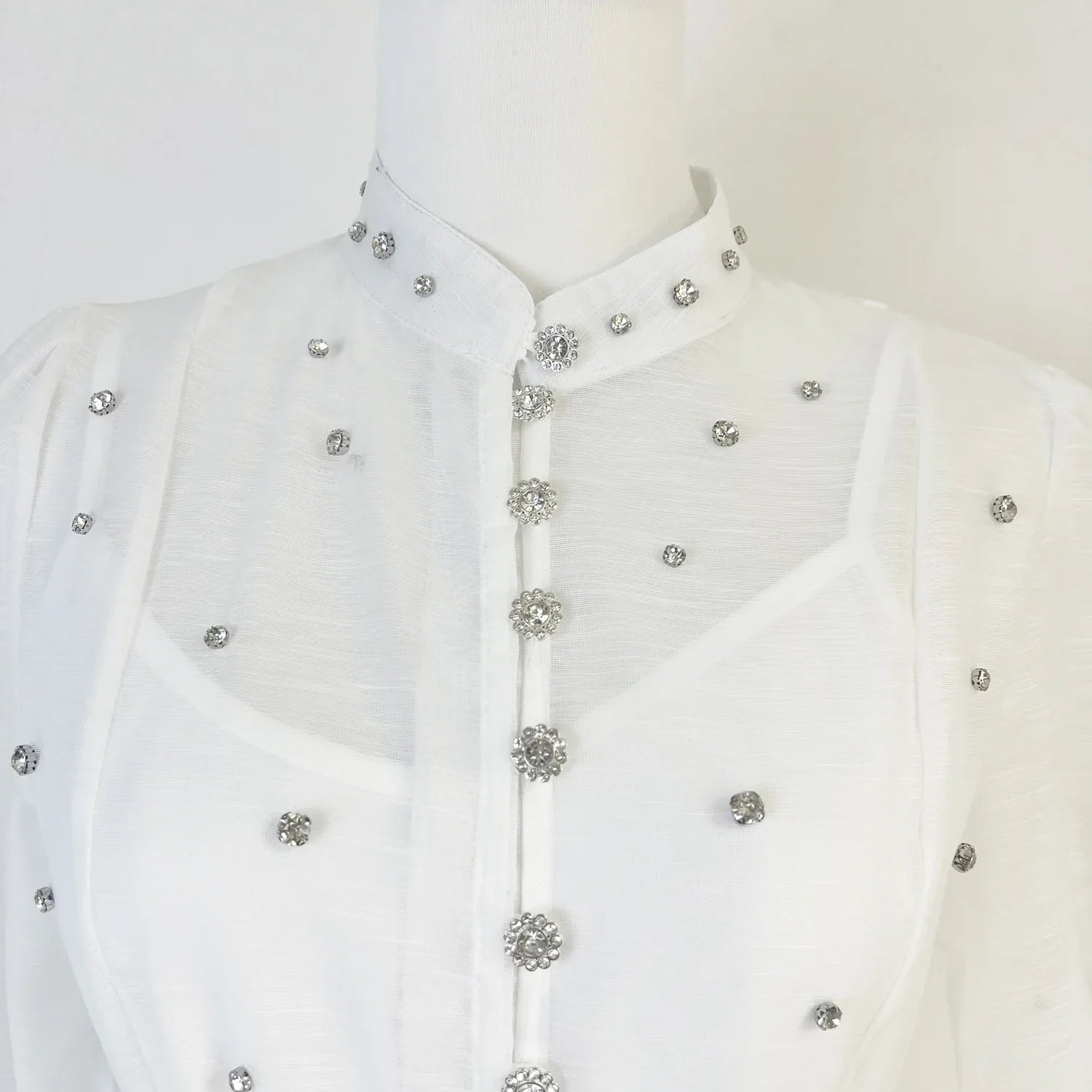 Vestido Lehor – Bordado com Strass, Mangas Lanternas Longas e Botões de Strass