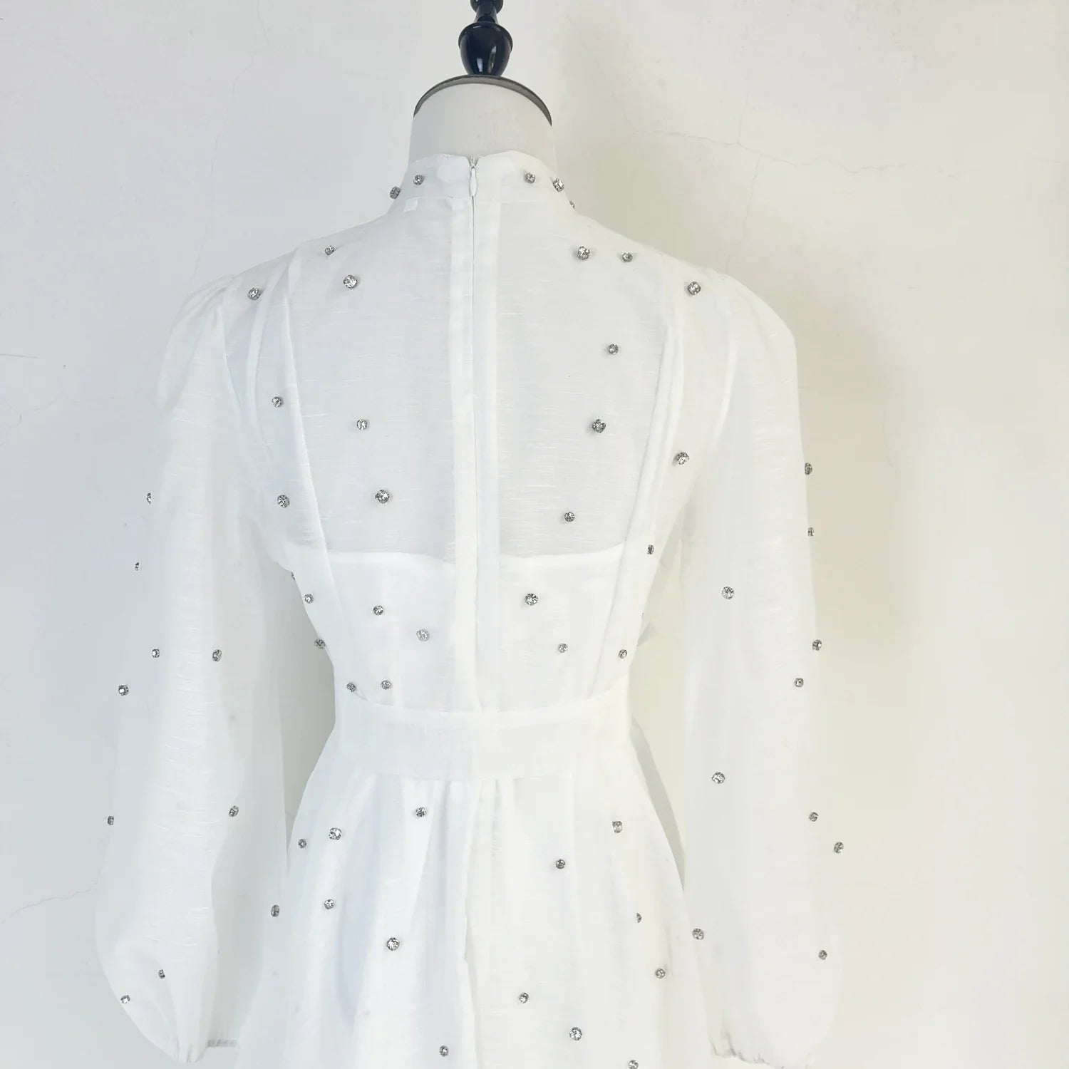 Vestido Lehor – Bordado com Strass, Mangas Lanternas Longas e Botões de Strass
