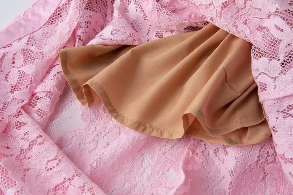 Vestido de Renda com Botões – Silhueta Fina e Detalhes Artísticos