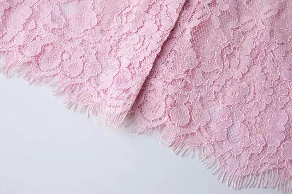 Vestido de Renda com Botões – Silhueta Fina e Detalhes Artísticos
