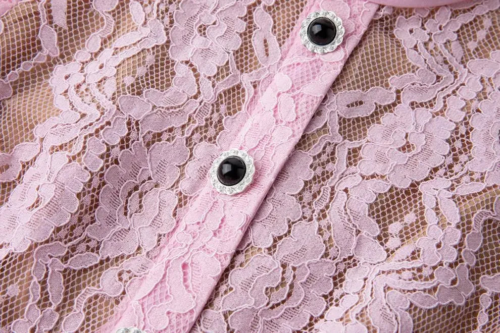 Vestido de Renda com Botões – Silhueta Fina e Detalhes Artísticos