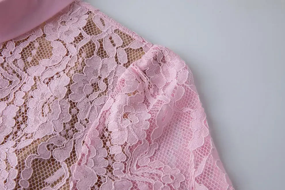 Vestido de Renda com Botões – Silhueta Fina e Detalhes Artísticos