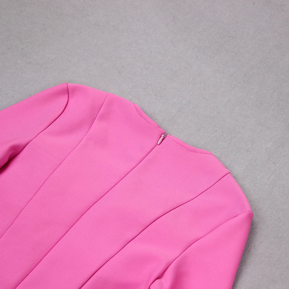 Vestido de Manga Longa com Plumas – Elegância e Sensualidade