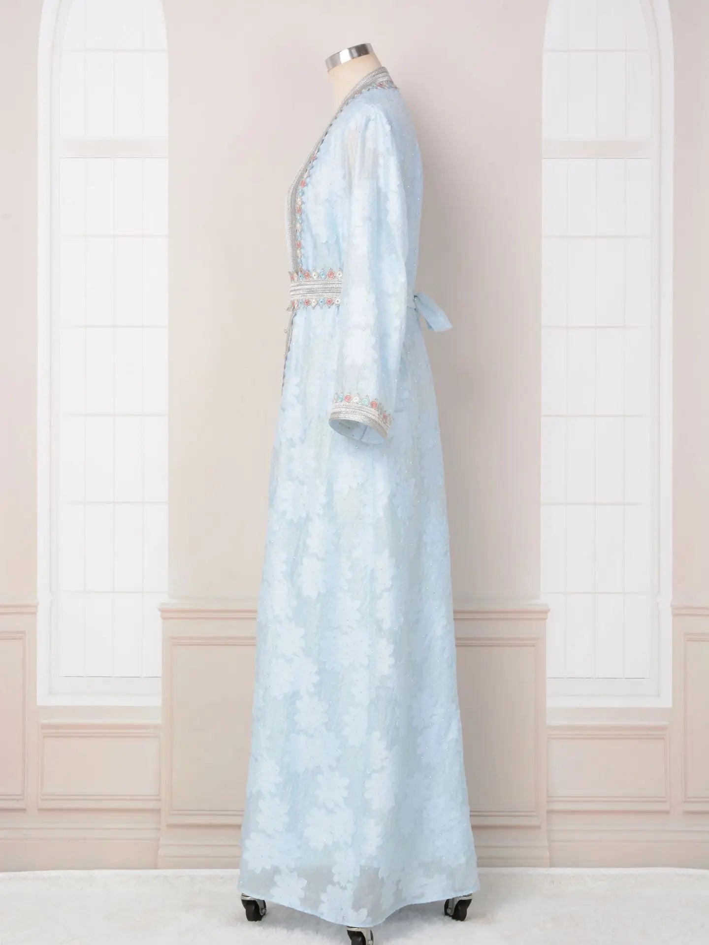 Conjunto – Vestido com Camada Externa de Elegância Sutil