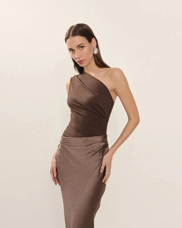 Vestido Longo de Cetim – Ombro Único e Cintura Marcada