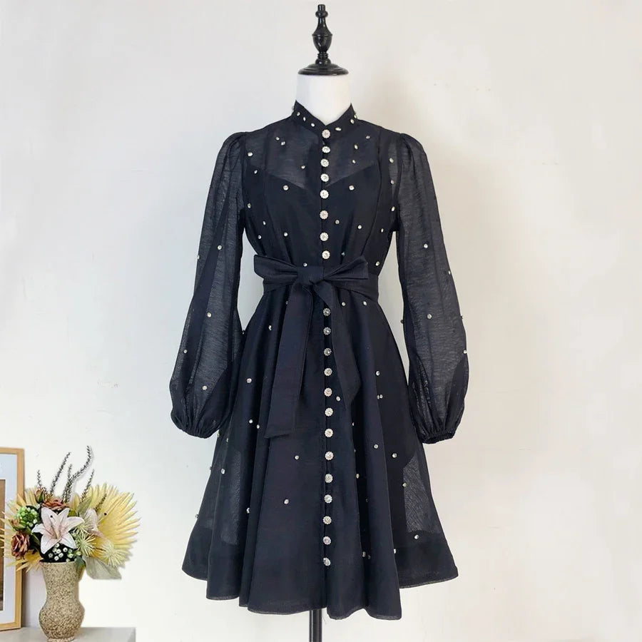 Vestido Lehor – Bordado com Strass, Mangas Lanternas Longas e Botões de Strass