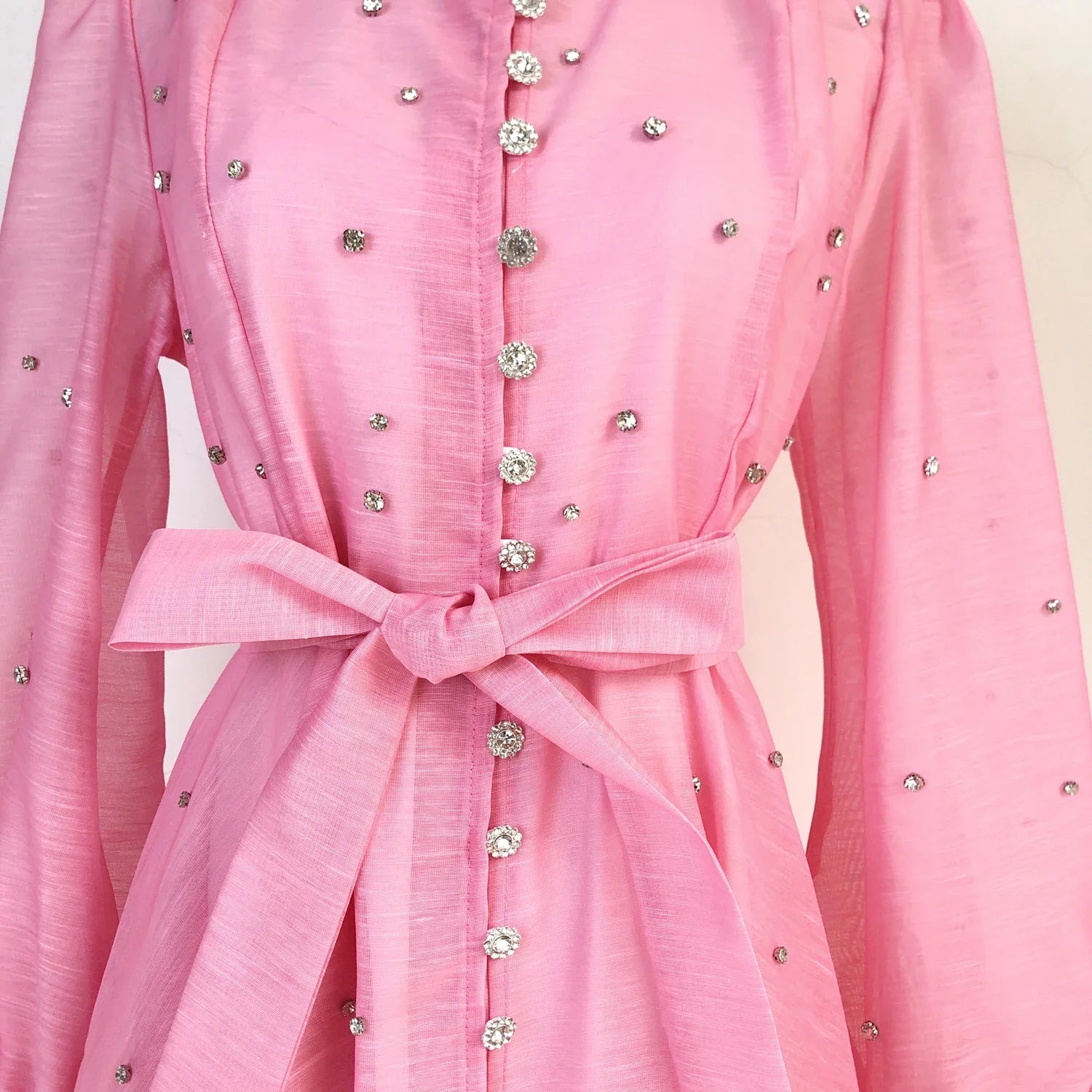 Vestido Lehor – Bordado com Strass, Mangas Lanternas Longas e Botões de Strass