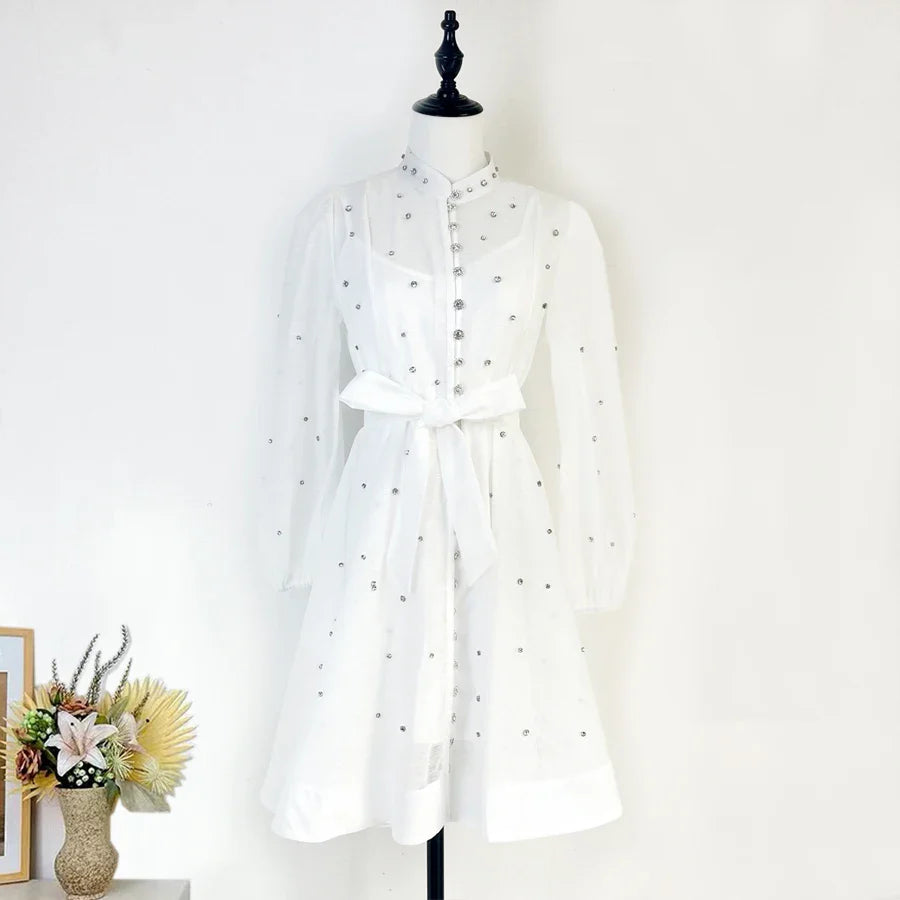 Vestido Lehor – Bordado com Strass, Mangas Lanternas Longas e Botões de Strass