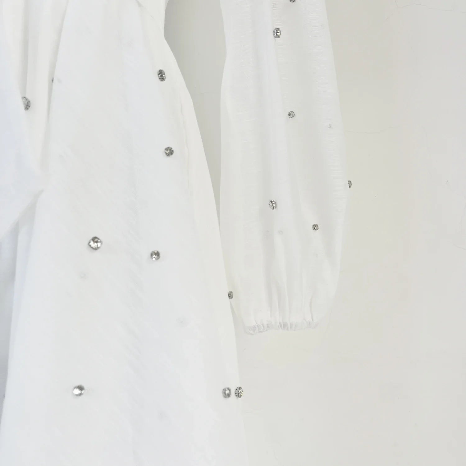 Vestido Lehor – Bordado com Strass, Mangas Lanternas Longas e Botões de Strass
