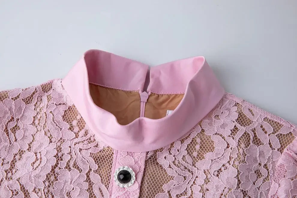 Vestido de Renda com Botões – Silhueta Fina e Detalhes Artísticos
