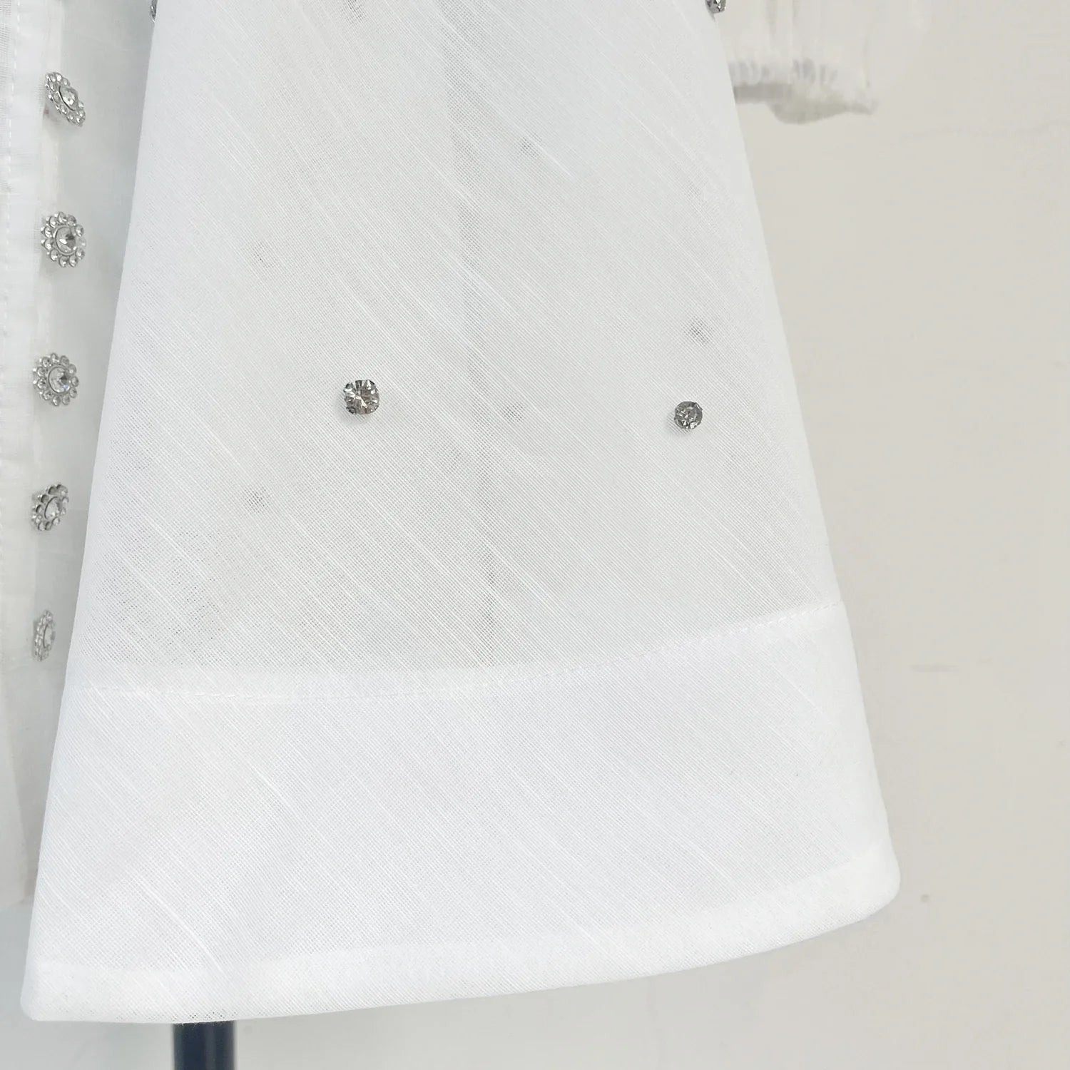 Vestido Lehor – Bordado com Strass, Mangas Lanternas Longas e Botões de Strass