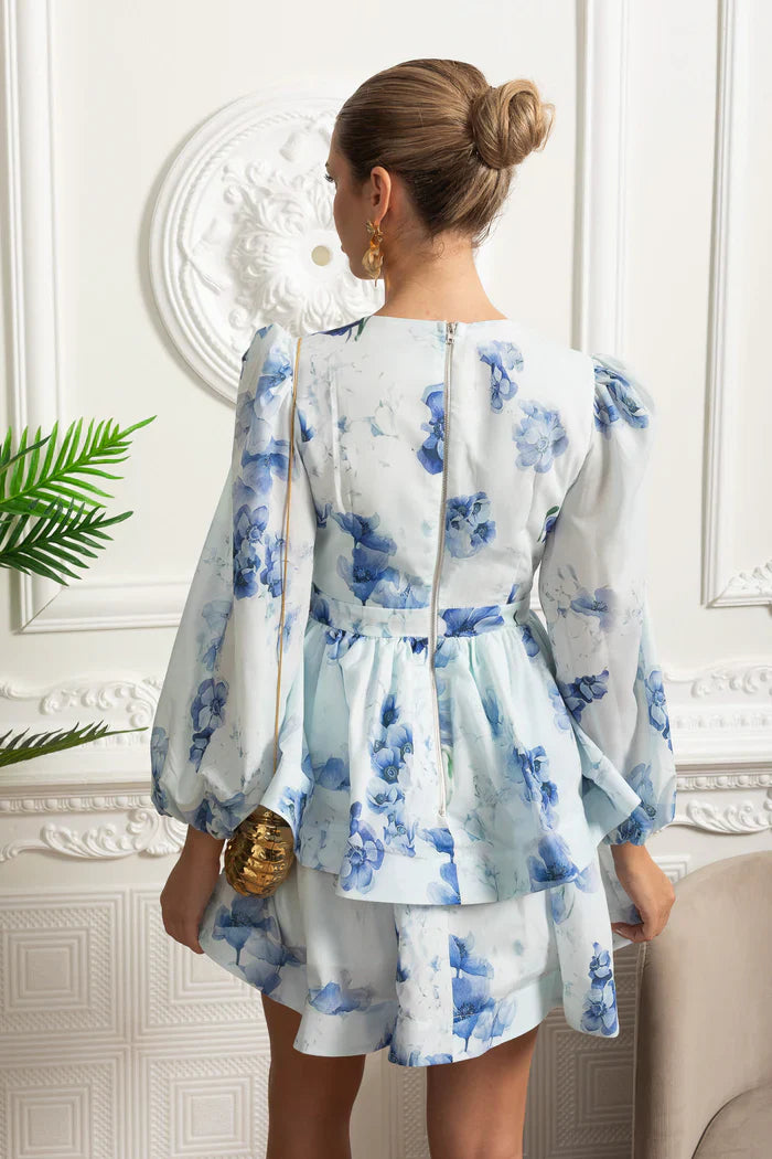 Vestido Curto Estampado – Decote V, Manga Bufante Lanterna e Saia em Camadas Estilo Cake, Cintura Império