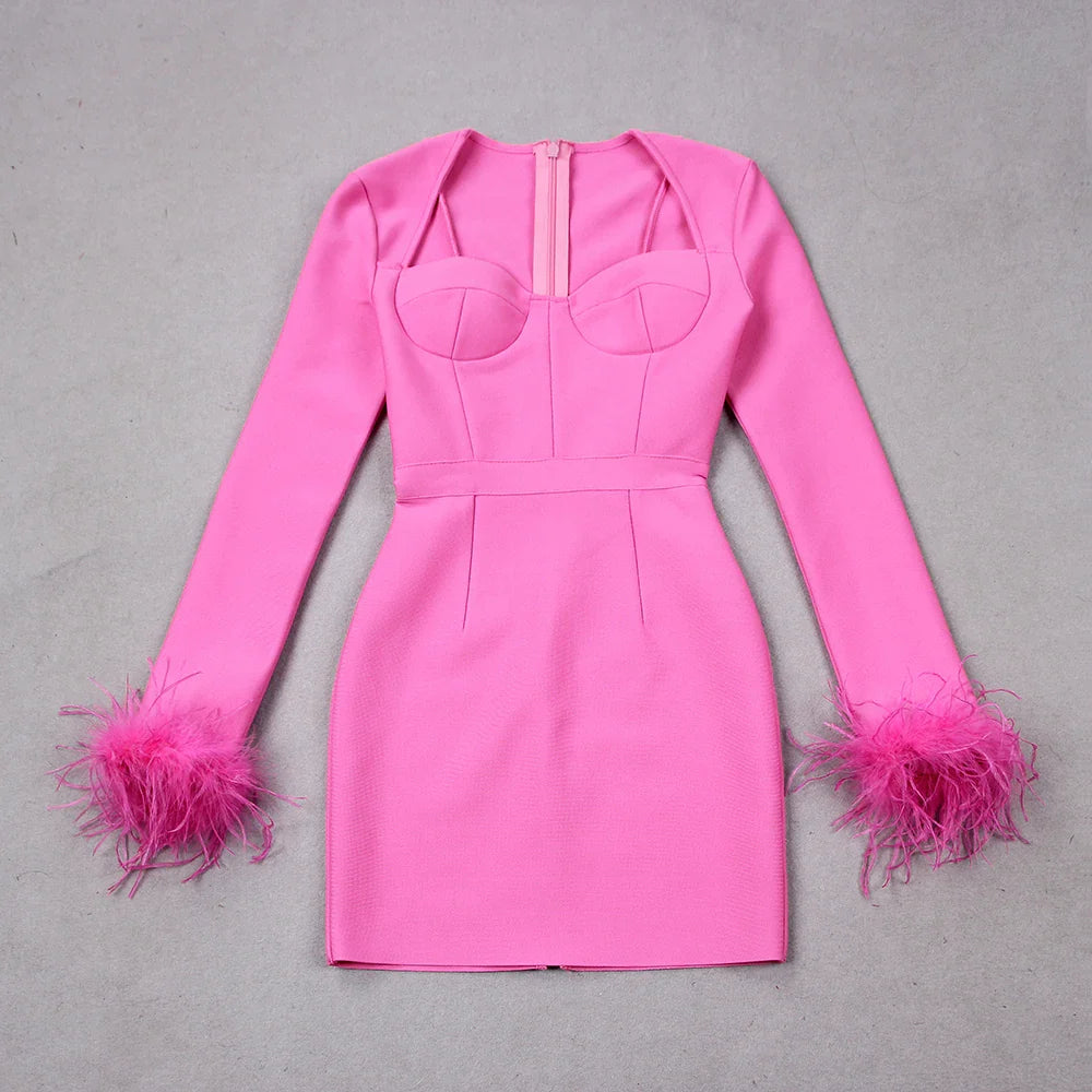 Vestido de Manga Longa com Plumas – Elegância e Sensualidade