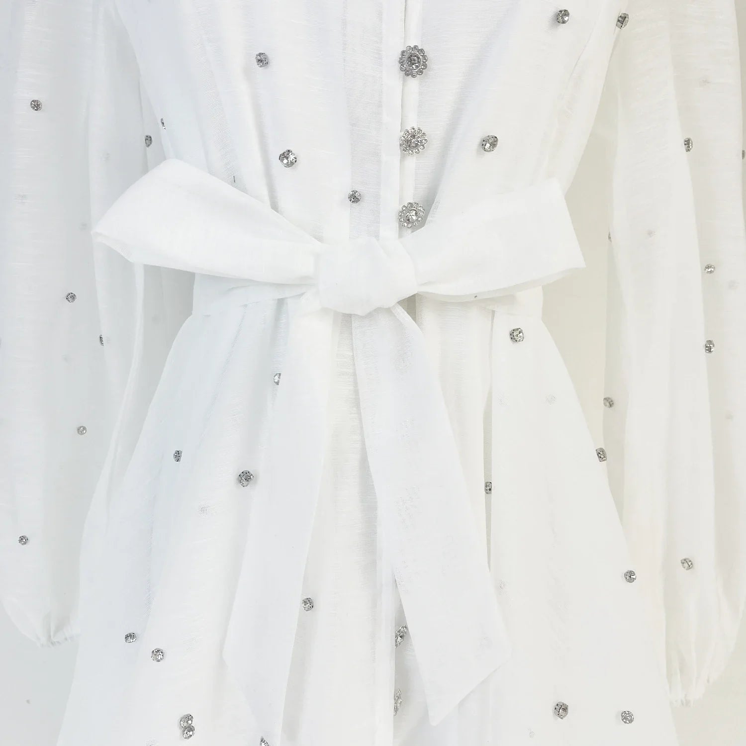 Vestido Lehor – Bordado com Strass, Mangas Lanternas Longas e Botões de Strass