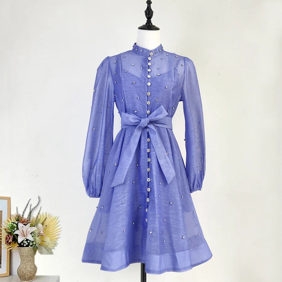Vestido Lehor – Bordado com Strass, Mangas Lanternas Longas e Botões de Strass
