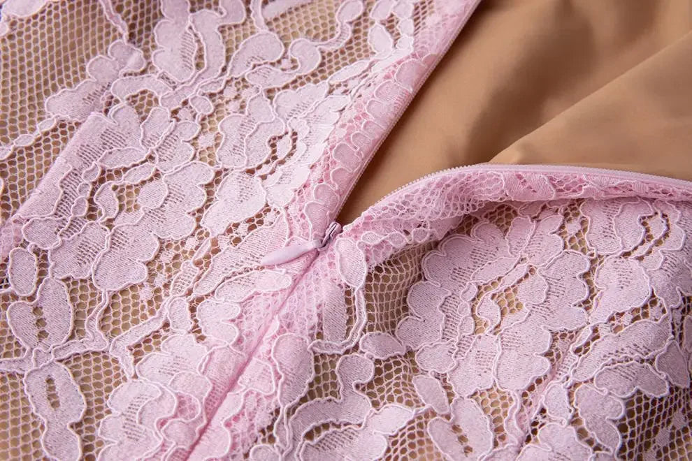 Vestido de Renda com Botões – Silhueta Fina e Detalhes Artísticos