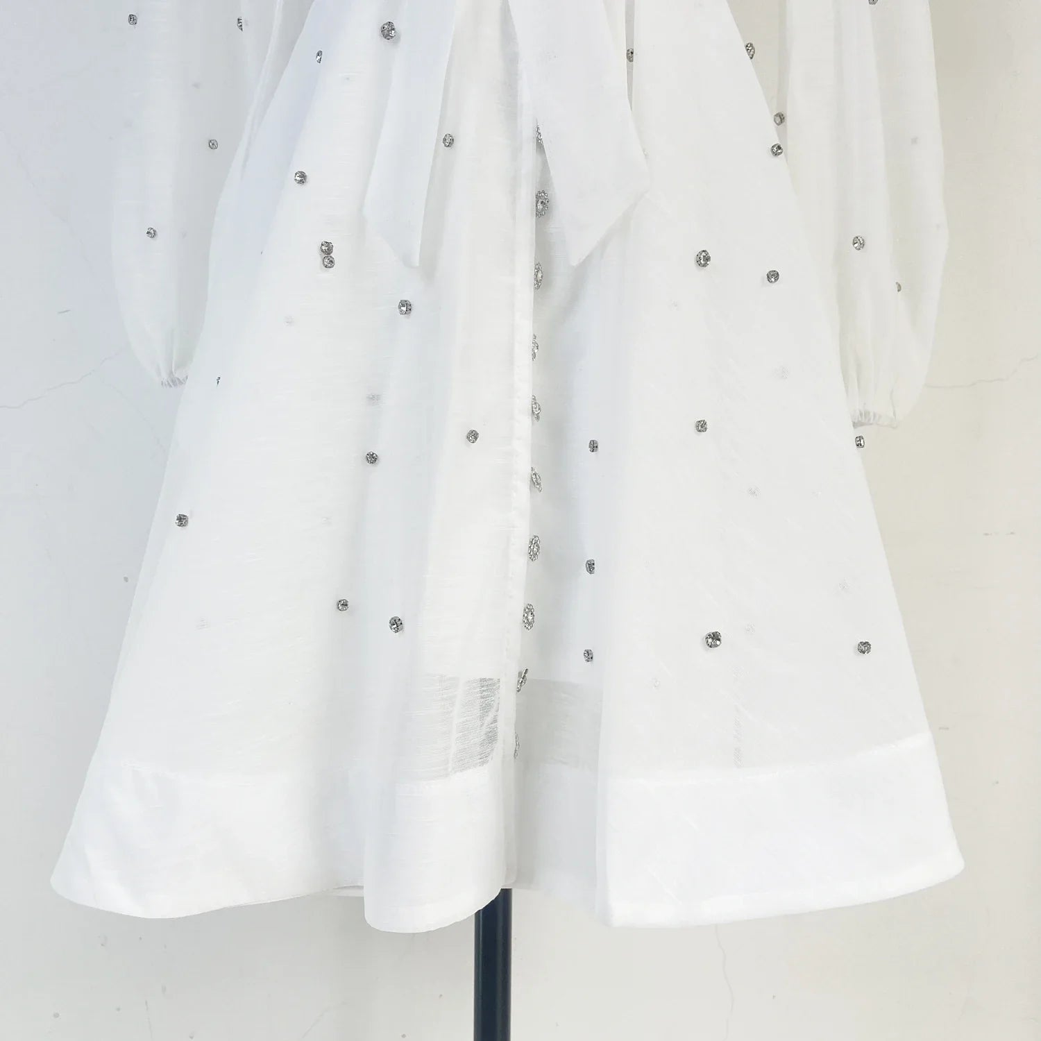 Vestido Lehor – Bordado com Strass, Mangas Lanternas Longas e Botões de Strass