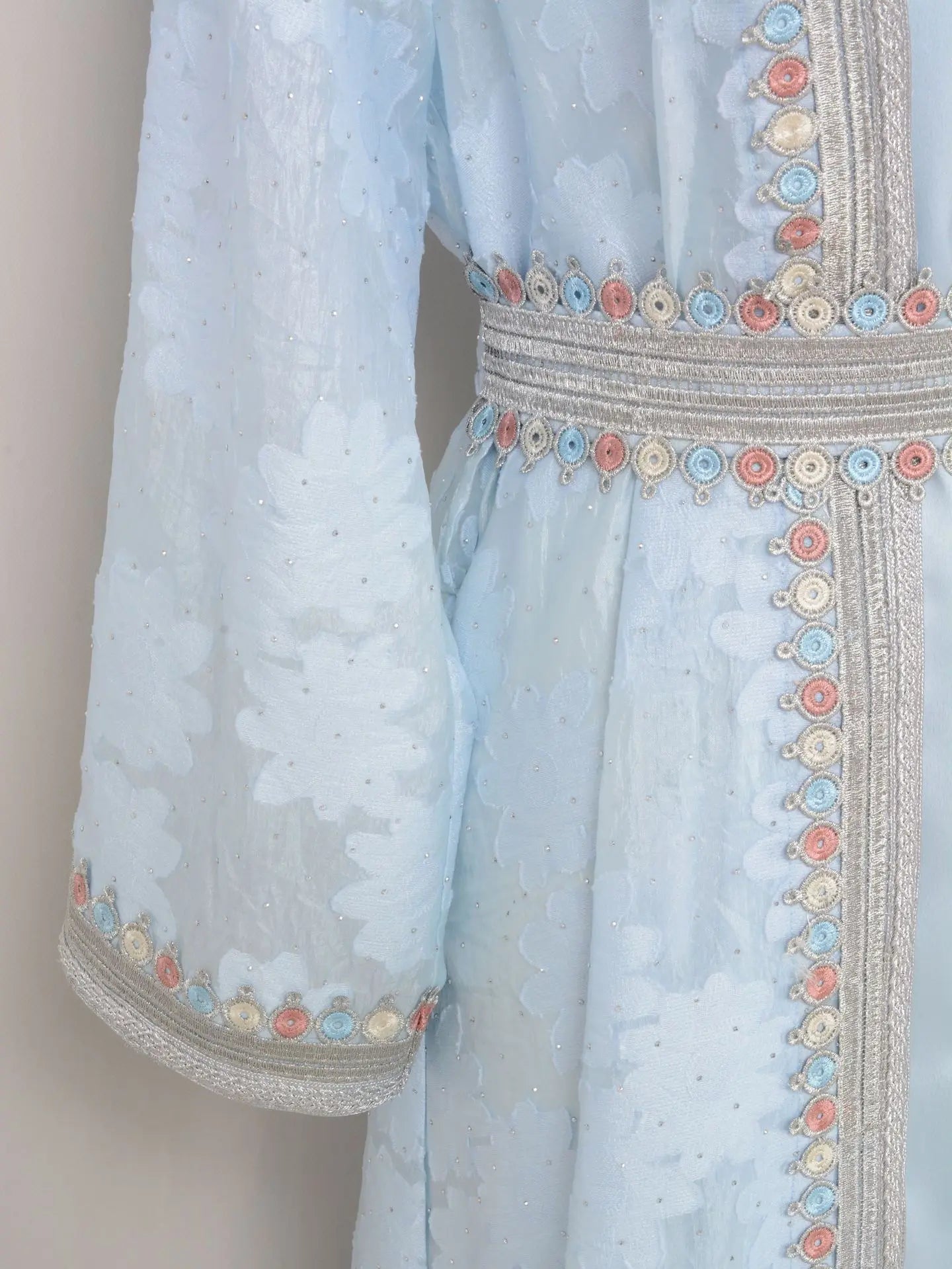 Conjunto – Vestido com Camada Externa de Elegância Sutil