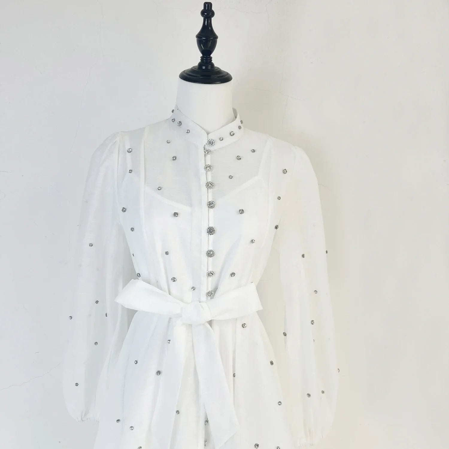 Vestido Lehor – Bordado com Strass, Mangas Lanternas Longas e Botões de Strass