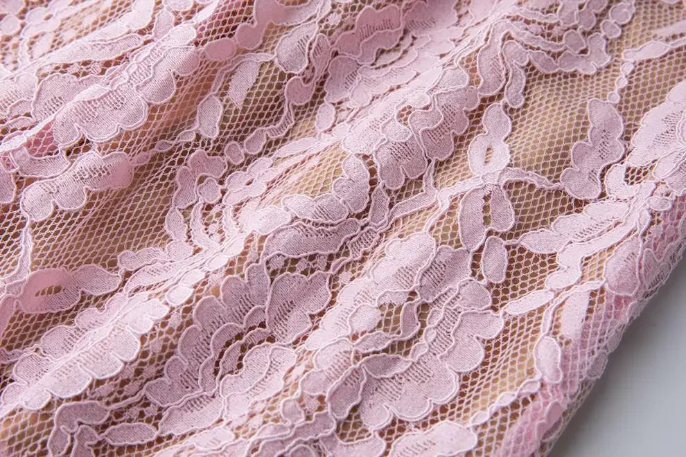 Vestido de Renda com Botões – Silhueta Fina e Detalhes Artísticos