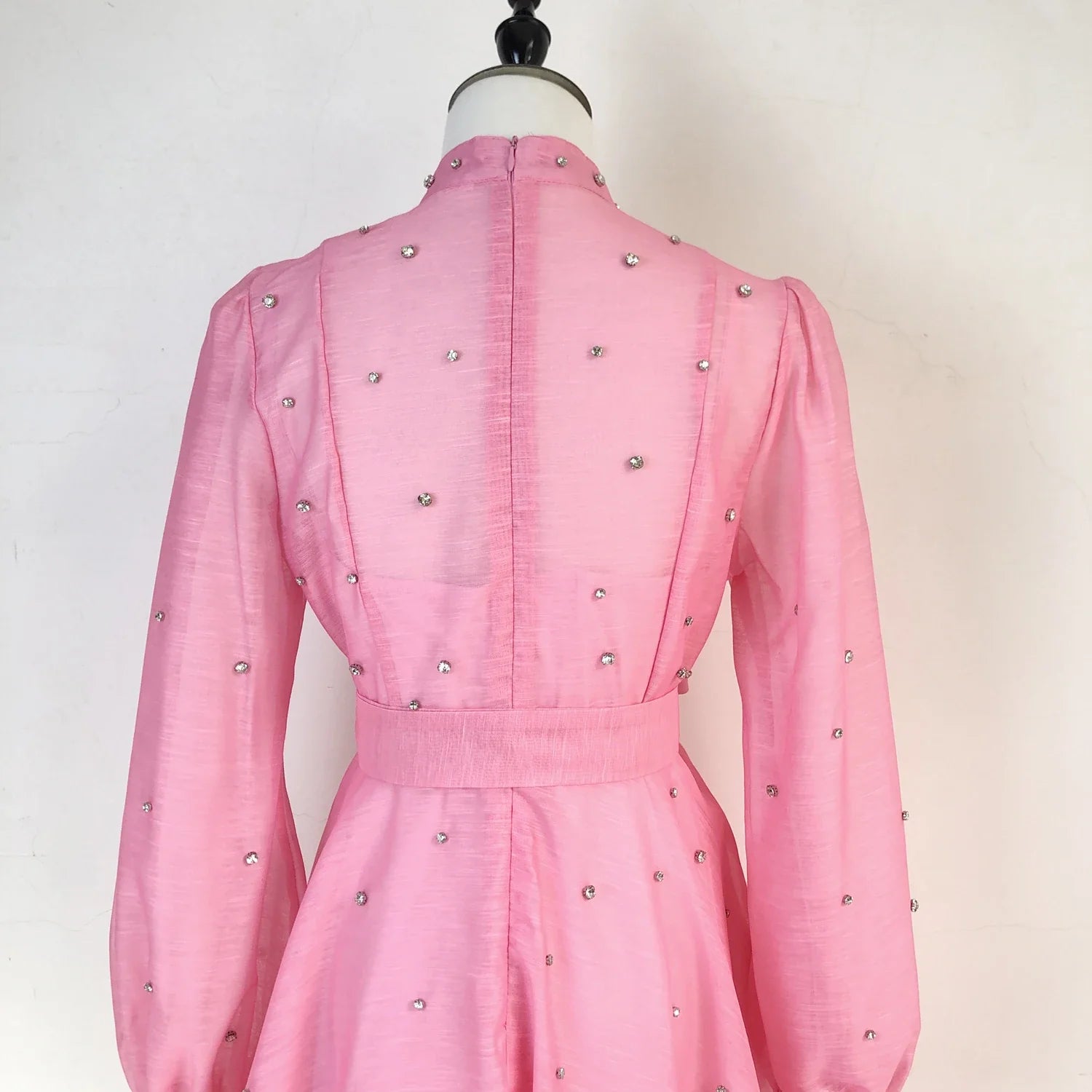 Vestido Lehor – Bordado com Strass, Mangas Lanternas Longas e Botões de Strass