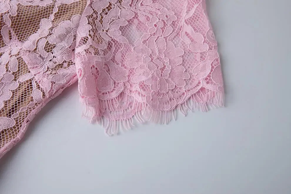 Vestido de Renda com Botões – Silhueta Fina e Detalhes Artísticos