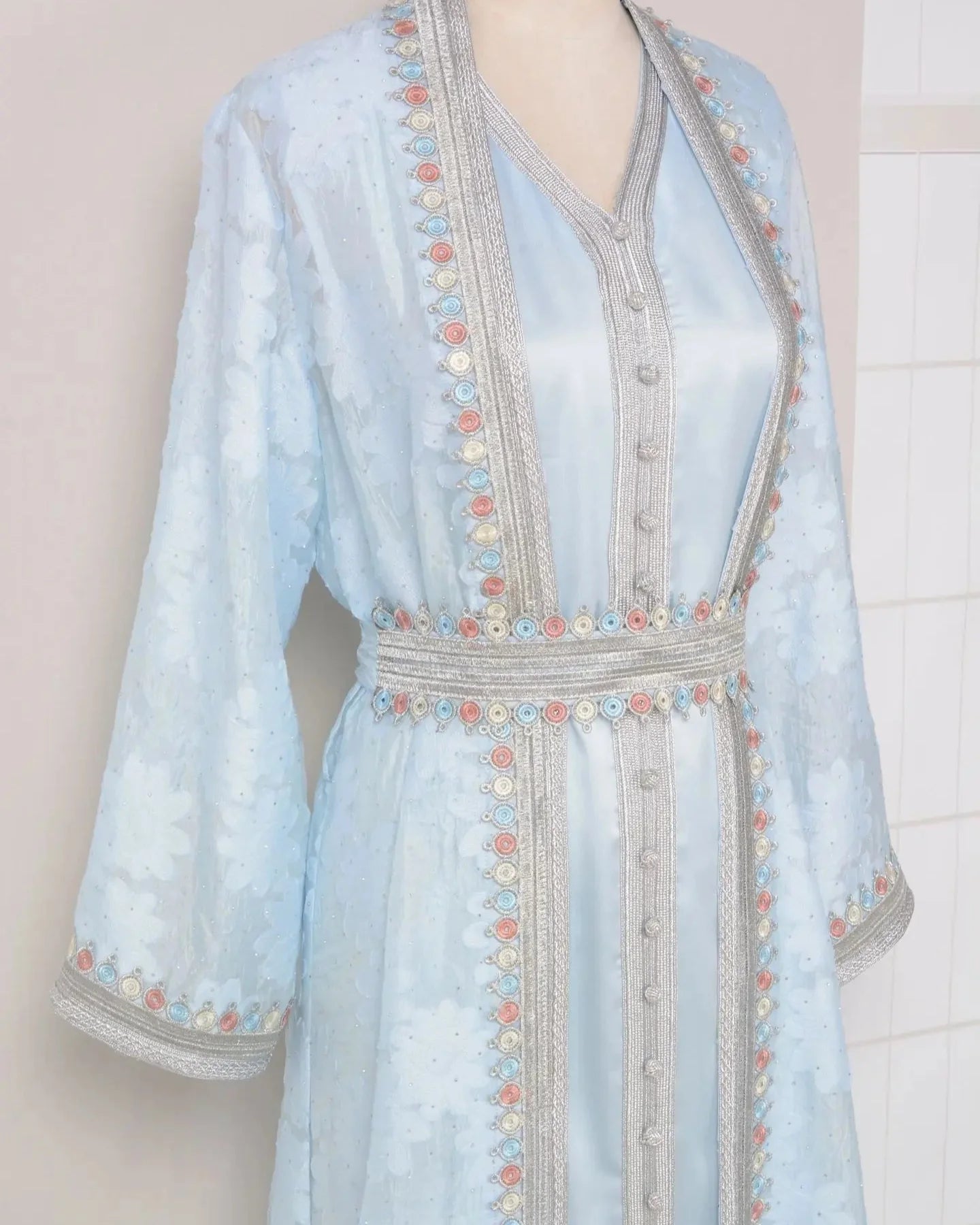 Conjunto – Vestido com Camada Externa de Elegância Sutil