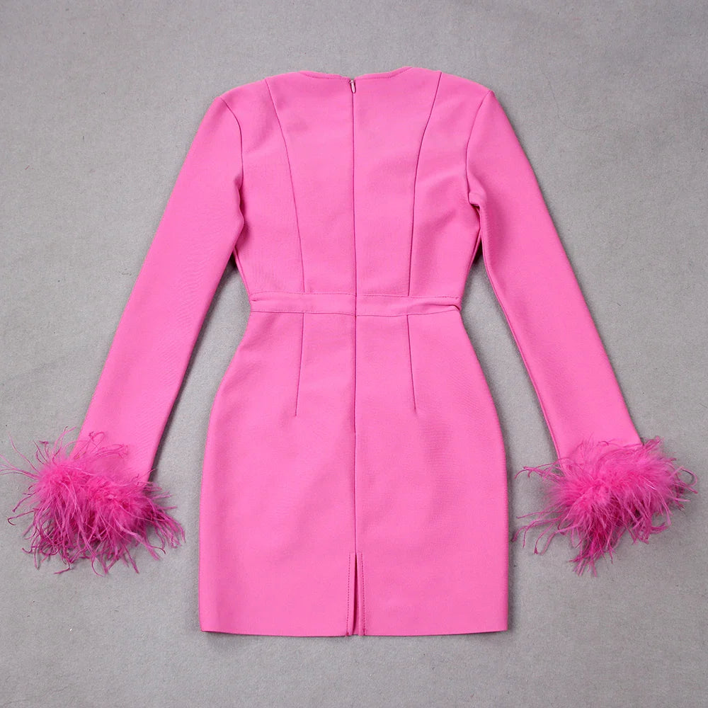 Vestido de Manga Longa com Plumas – Elegância e Sensualidade